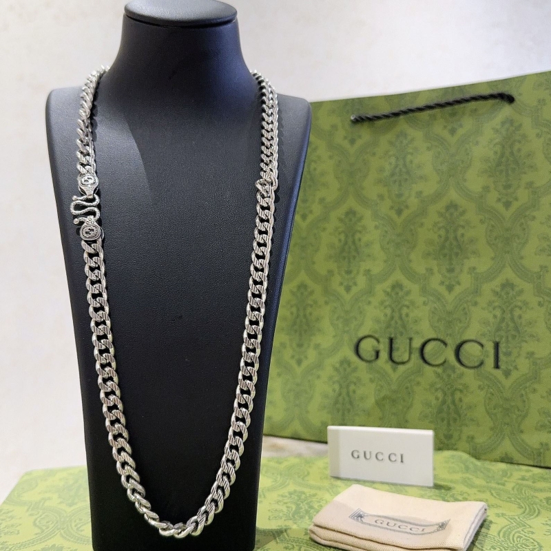 G*u*i necklaces